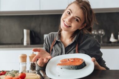 Junges Mädchen mit Forellenfilet